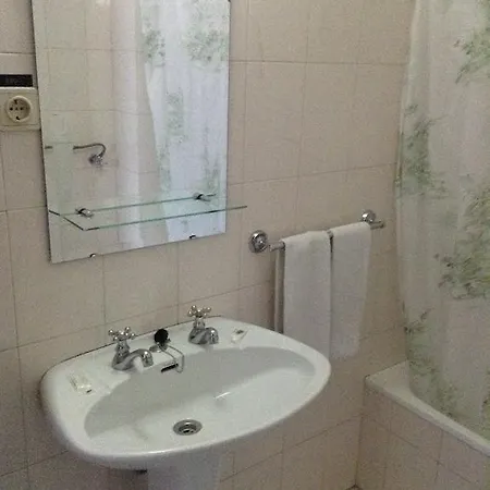 بيت ضيافة Residencial Das Trinas *